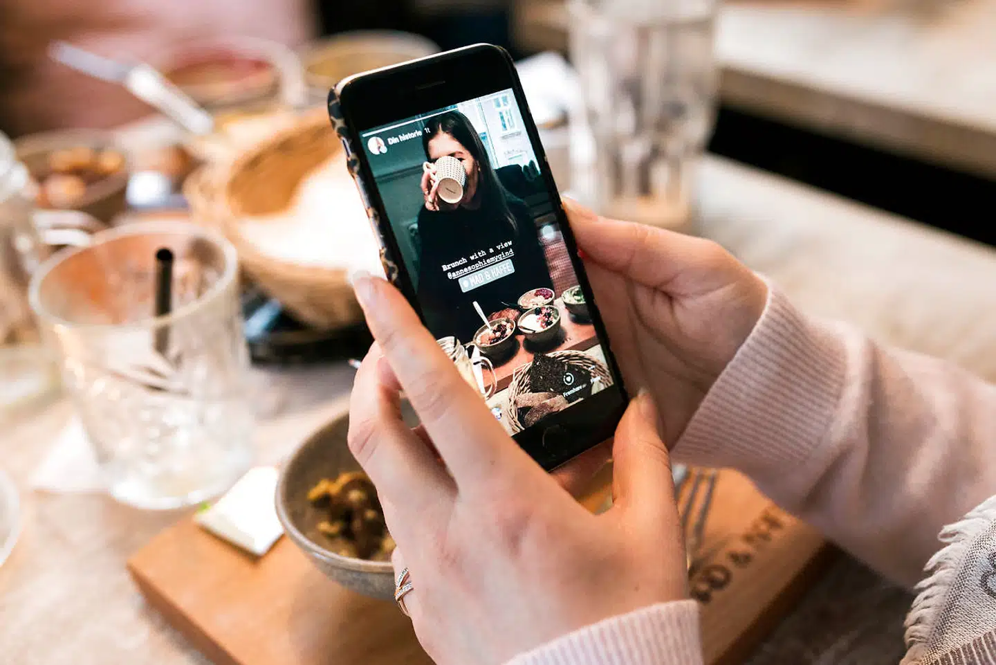 Det er ikke længere så vigtigt, at få den nyeste smartphone-model. Der går længere mellem, at vi skifter telefonen ud, og ofte bliver det ikke engang med den nyeste model men med den nedsatte fra sidste år, som kan stort set det samme.