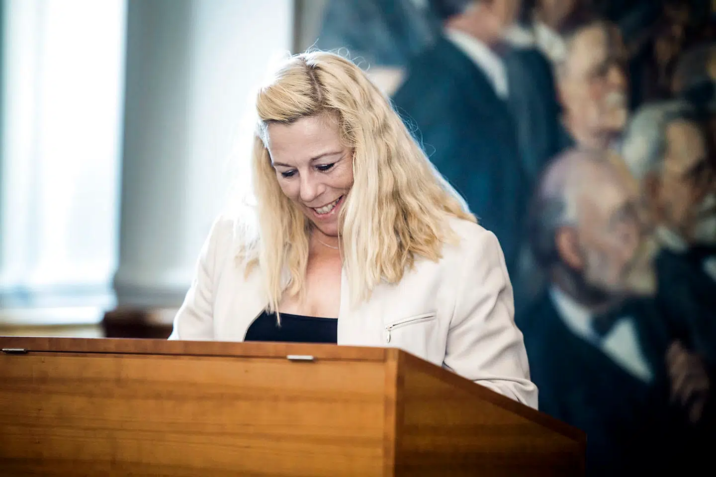 Nye medlemmer af Folketinget skriver under på Grundloven. Lise Bech (Dansk Folkeparti).