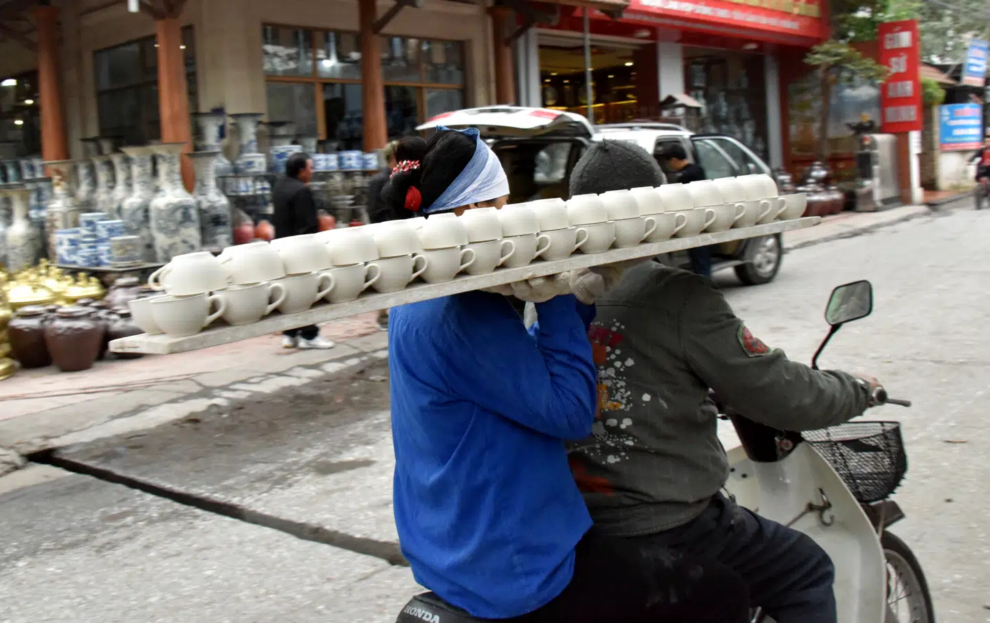 I Hanois gamle bydel kan man opleve folkelivet, som det har foldet sig ud i årtier. Foto: Thomas Bo Pedersen.