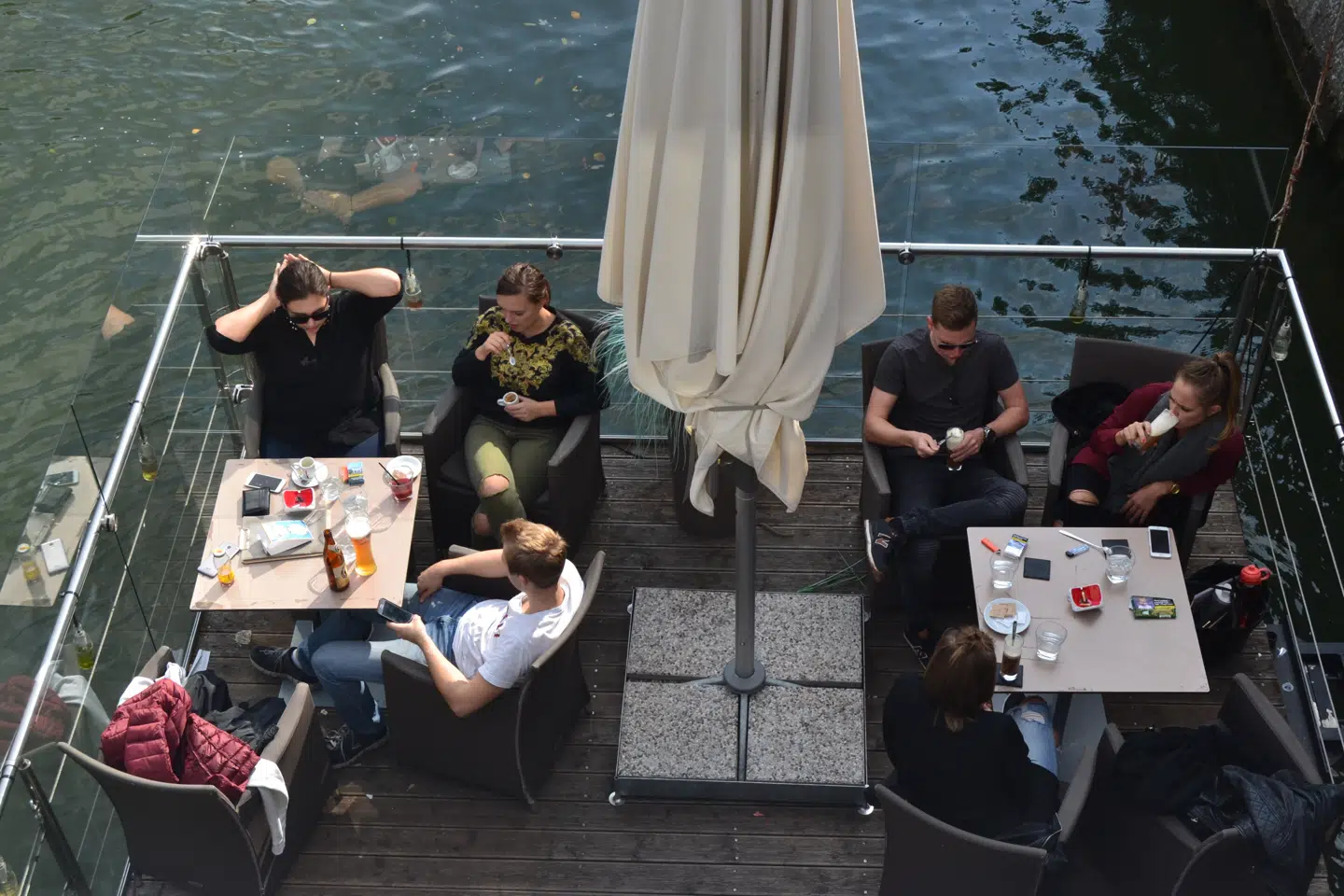 Der er serveringssteder overalt i den indre by – og man må tage alternative metoder i brug for at skabe plads til flere caféborde.