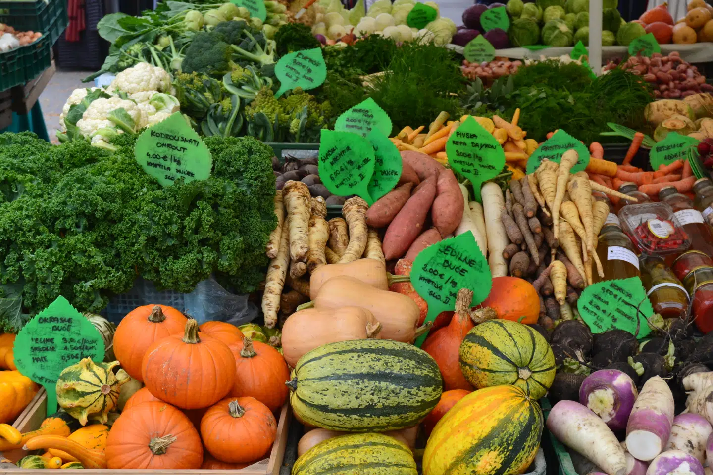 Markedskulturen blomster i Ljubljana, hvor bønder kommer ind hver eneste dag og sælger ud af årstidens lækre grøntsager og frugter.