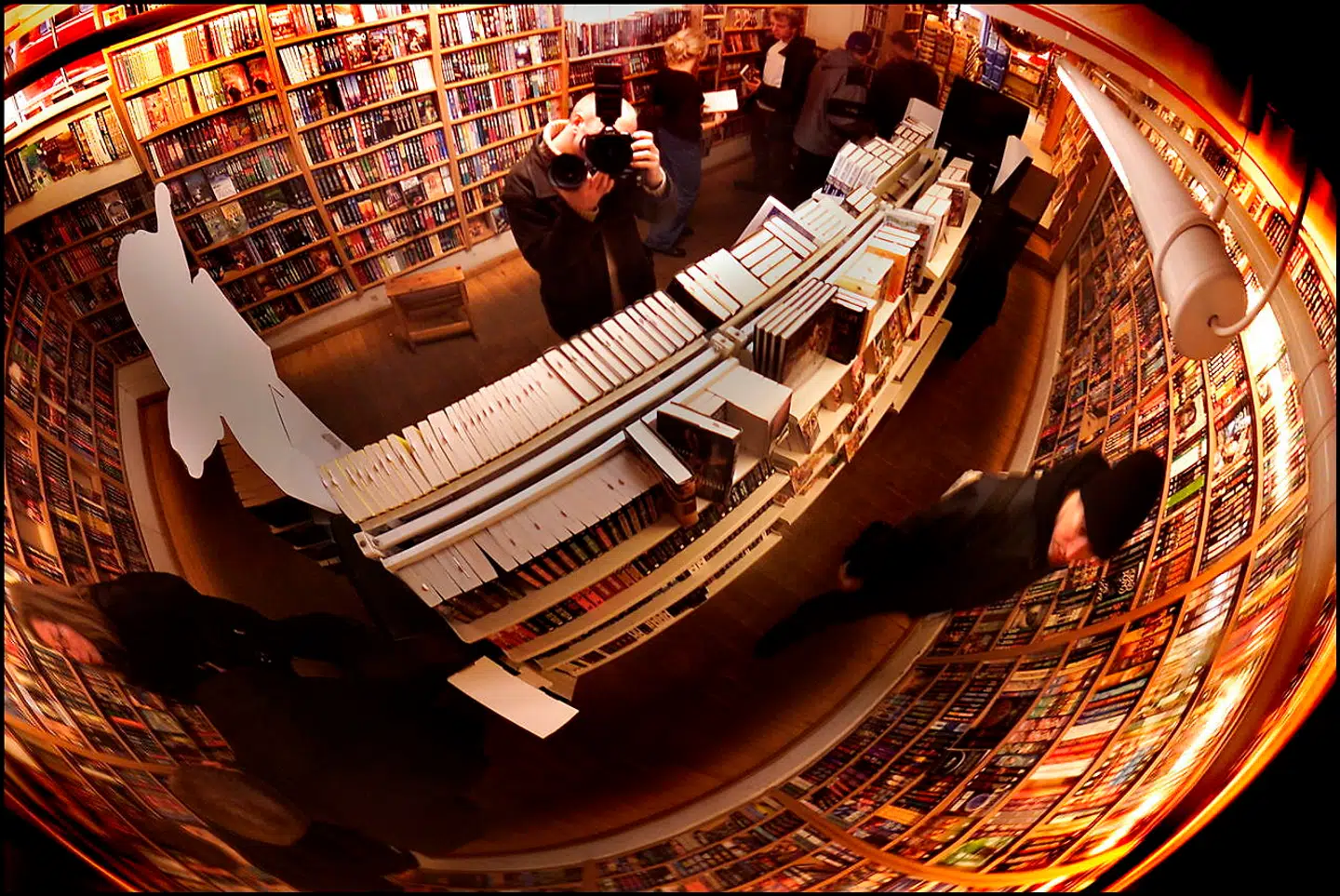 Eventyr i kælderhøjde hos tegneseriebutikken Fantask i København set gennem det runde overvågningsspejl i loftet.