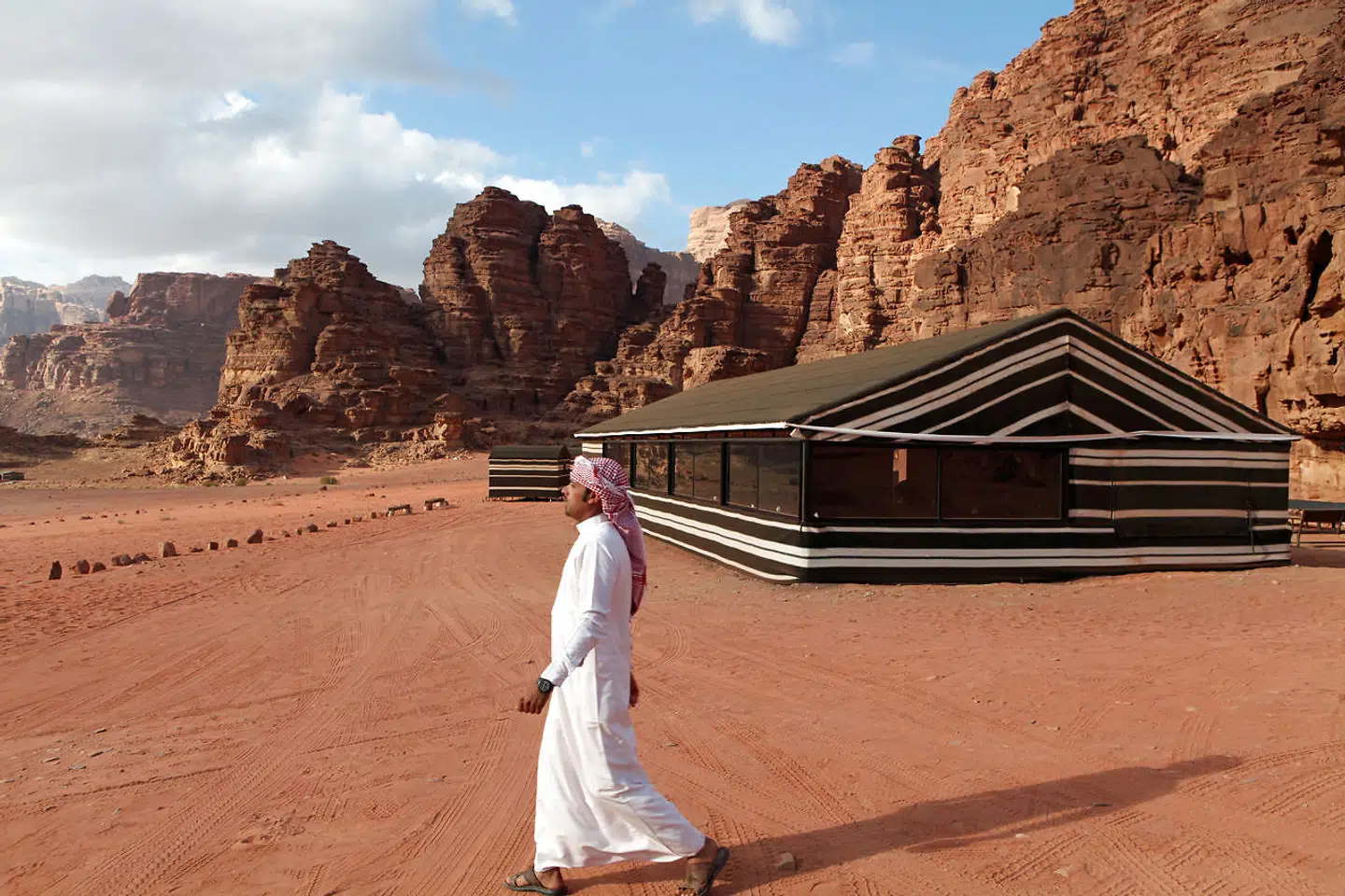 Mohammed i altid travl vigør i Wadi Rum Beduin Camp for at gøre gæsternes ophold så godt som muligt.