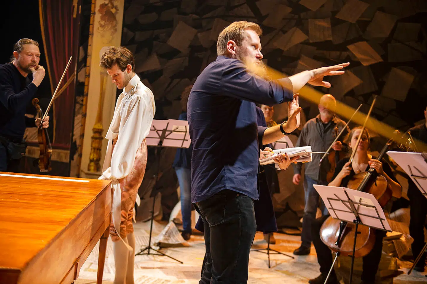 Det var et lykkeligt tilfælde, at Kasper Holten som noget af det første efter tiltrædelsen som chef for Det Kongelige Teater skulle instruere »Amadeus« på Gamle Scene. Forestillingen har solgt flere end 45.000 billetter. Foto: Niels Ahlmann Olesen