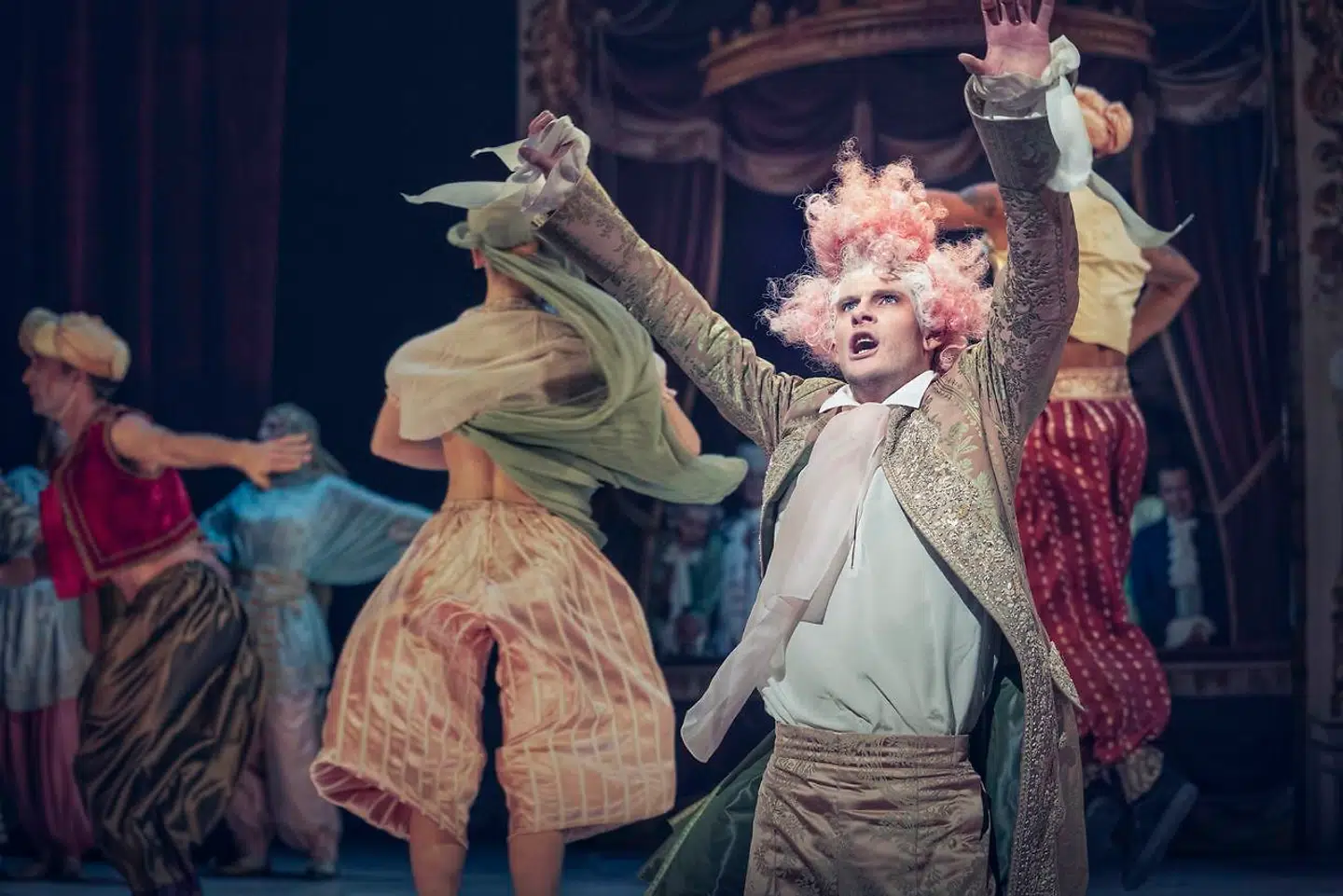 Det Kongelige Teater skal satse mere på de store forestillinger, som ingen andre teatre kan spille, f.eks. »Amadeus«, der udnyttede, at nationalscenen både råder over store skuespillere, operasangere, dansere og Det Kongelige Kapel.