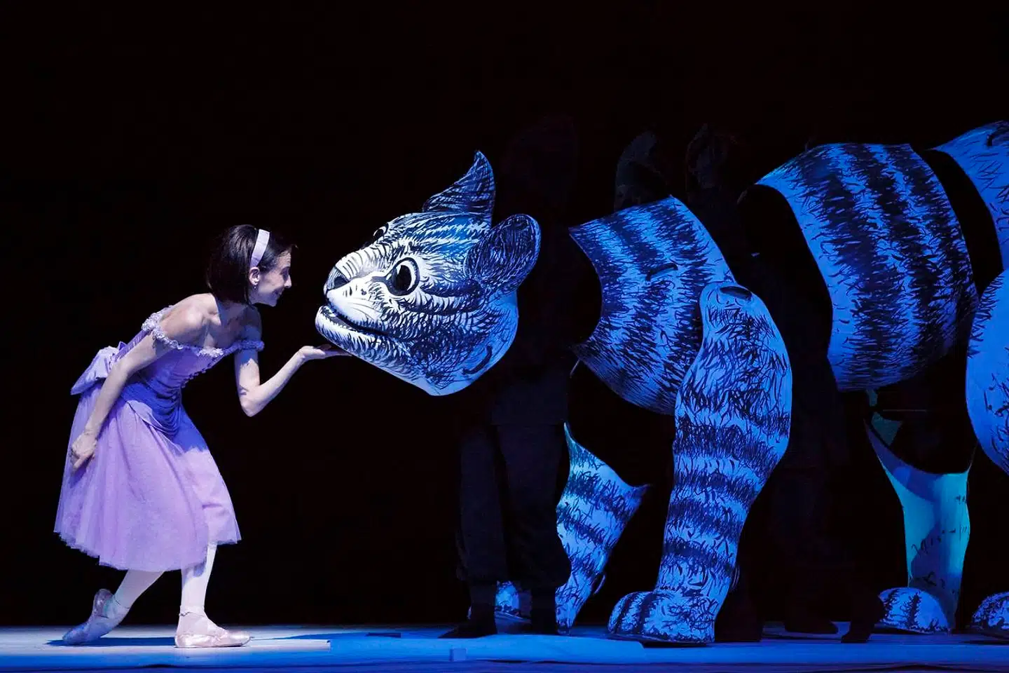 Balletten »Alice i Eventyrland« er et af de gode eksempler på, hvordan teatret kan få mere ud af pengene ved at indgå i co-produktioner med andre teatre - her Royal Ballet.