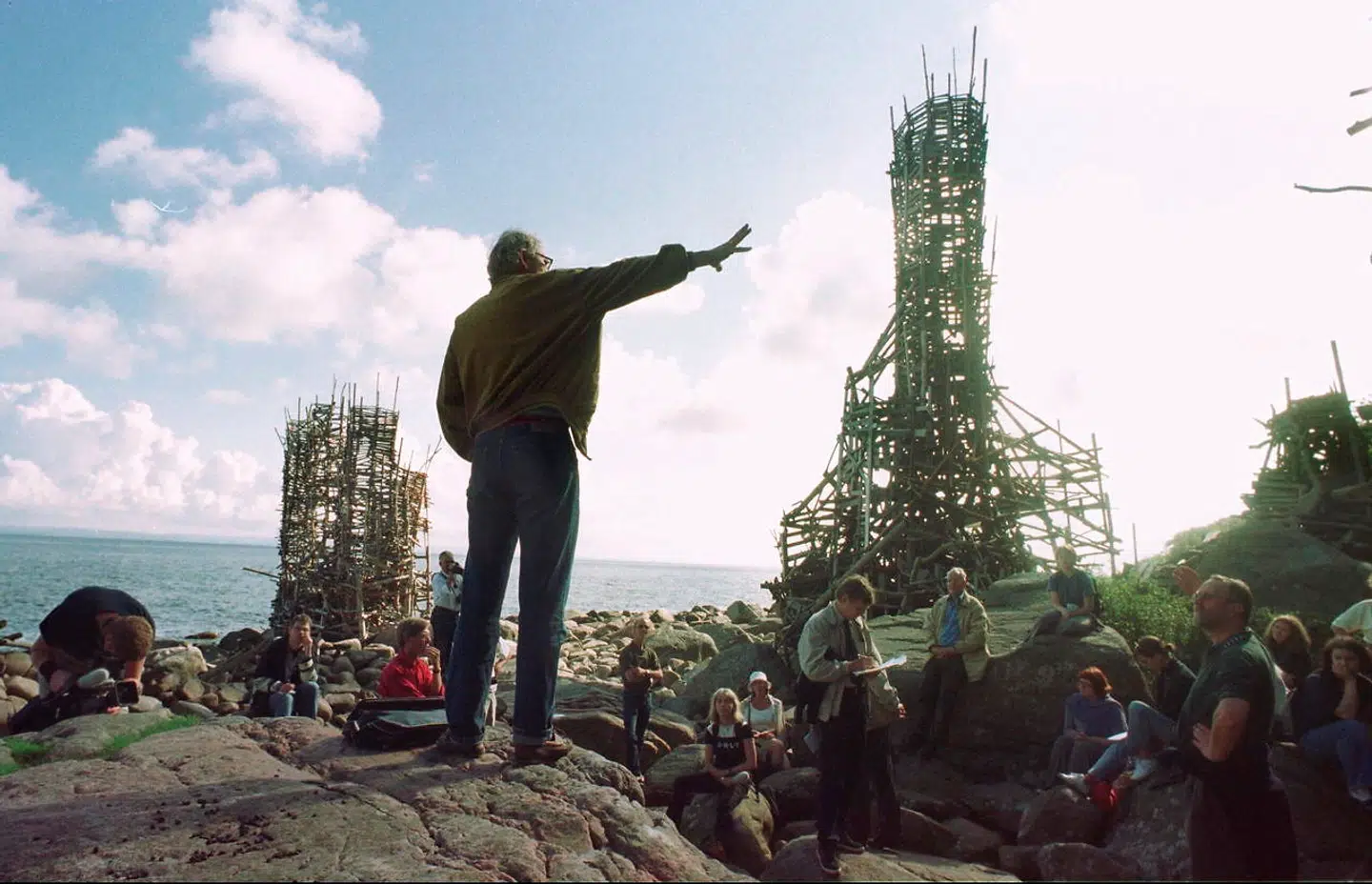 »Lars Vilks skabte et kunstværk i Kullaberg naturreservat i 1980: Den selvskabte nation Ladonia. I 2016 blev værket udsat for et brandattentat.