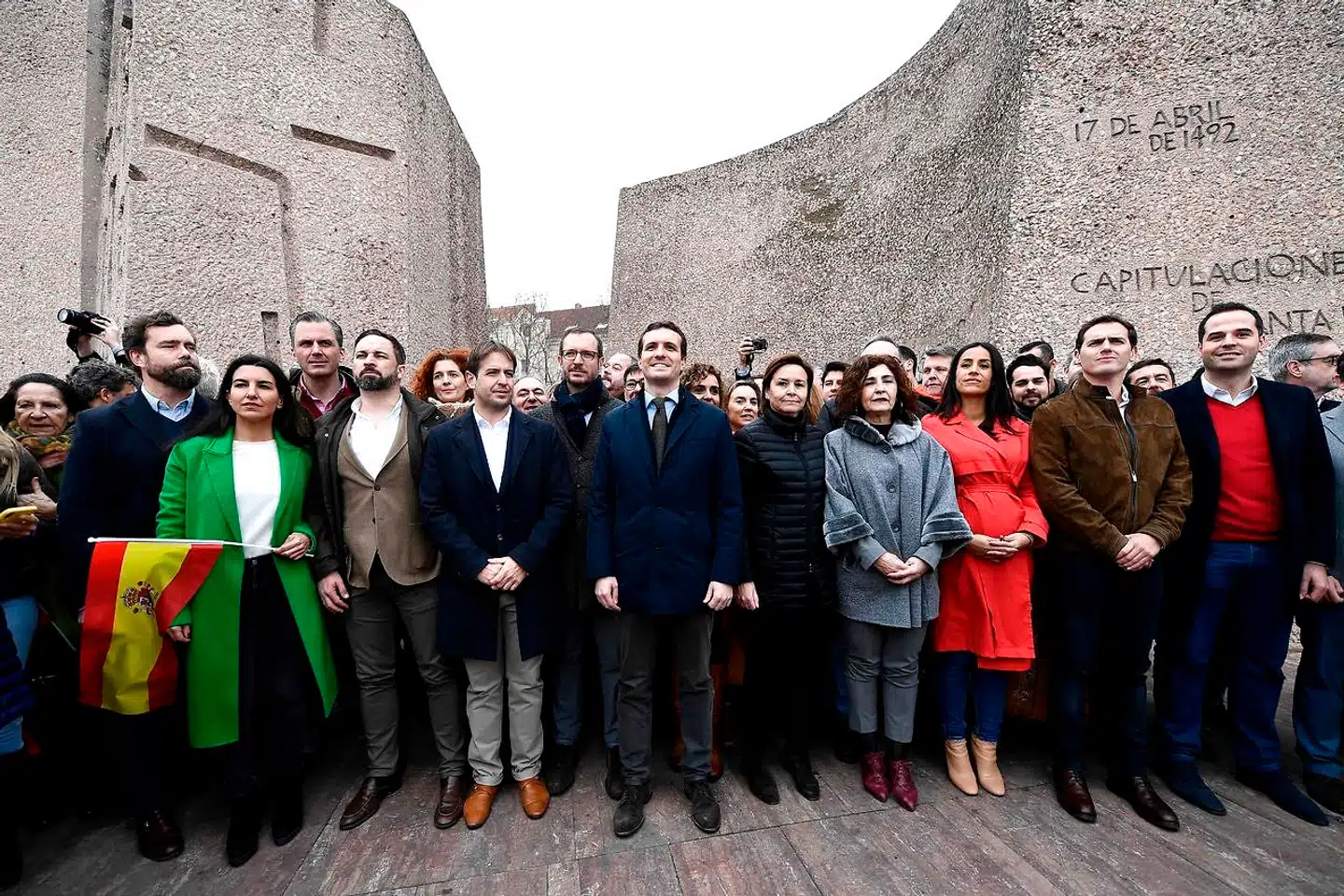 »Familiefoto« efter sidste søndags demonstration i protest mod den socialistiske regerings angivelige indrømmelser over for de catalanske separatister. Den nyliberale leder Albert Rivera i brun jakke har placeret sig i højre side af billedet for ikke at stå for tæt på Santiago Abascal (ved siden af damen med flaget). Mellem dem, midt i billedet og med slips, det tredje ben i højrefløjsalliancen, den konservative leder Pablo Casado.