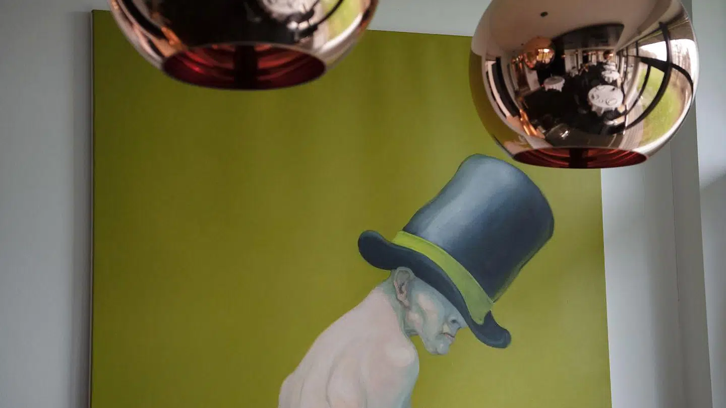 Kuglerne går igen på Frederikshøj i Aarhus - her med et Kvium-maleri i baggrunden.