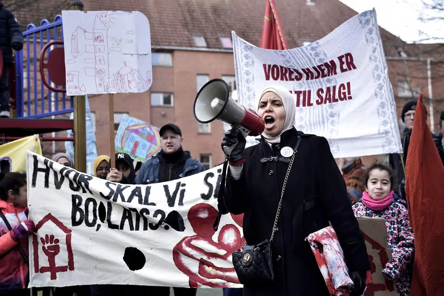 Forrige lørdag demonstrerede gruppen »Almen Modstand Mjølnerparken« mod boligorganisationen Bo-Vitas planer om at sælge omkring 300 boliger i Mjølnerparken i København, hvilket kan betyde, at mange familier skal flytte fra området. Bo-Vitas forslag kommer, i forlængelse af at et bredt flertal på Christiansborg sidste år besluttede, at der maksimalt må være 40 procent familieboliger i de såkaldte »hårde ghettoområder«.