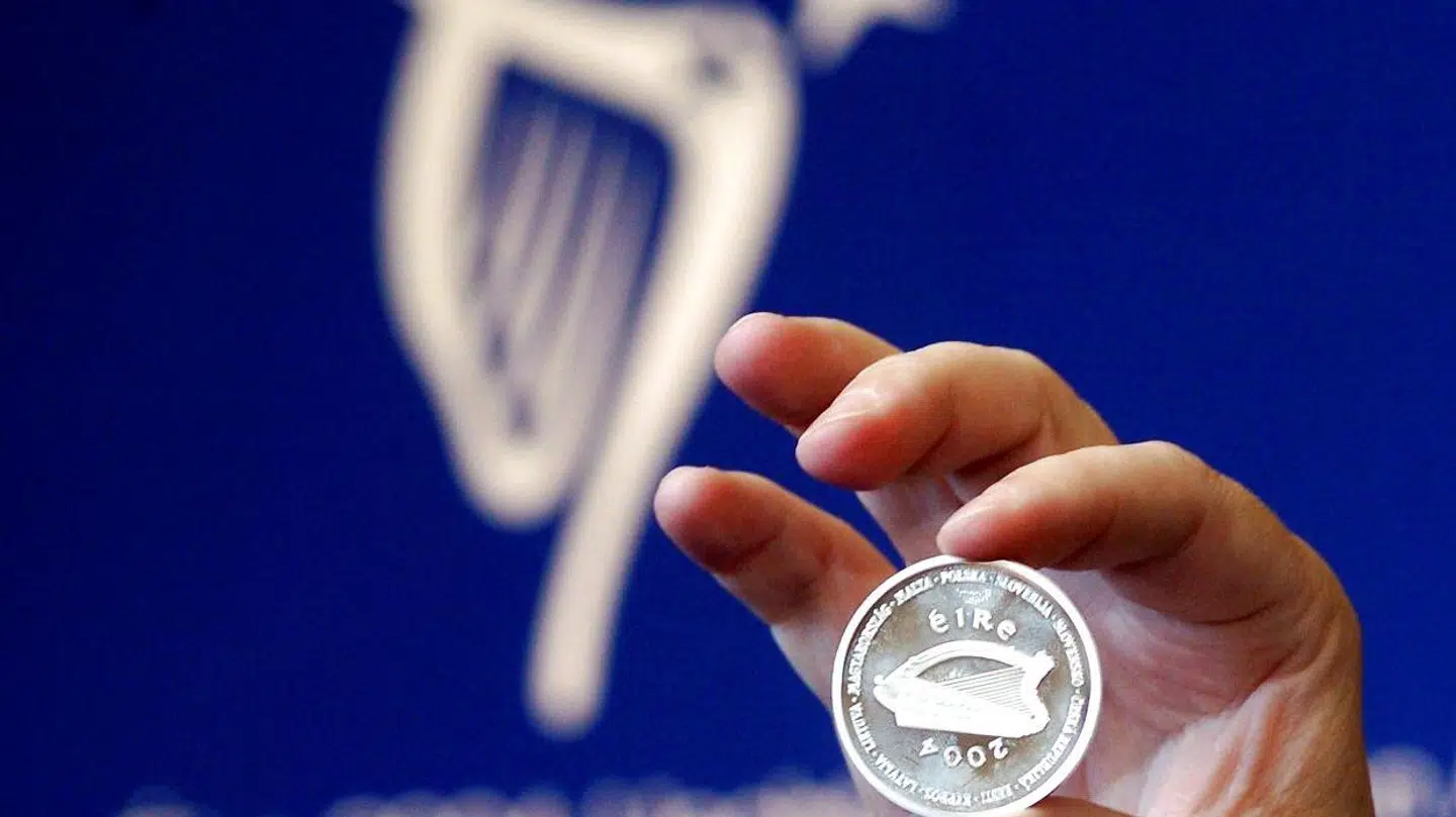 Picture shows an Irish Euro collector coin, specially minted to celebrate the accession of the candidate countries to the European Union and presented to the Finance Ministers and Central Bank governors attending the ECOFIN meeting at Punchestown Race Course, 03 April 2004. A limited edition of 50, 000 of the collector coins has been minted. AFP PHOTO/NEWSFILE/FRAN CAFFREY FRAN CAFFREY / NEWSFILE / AFP