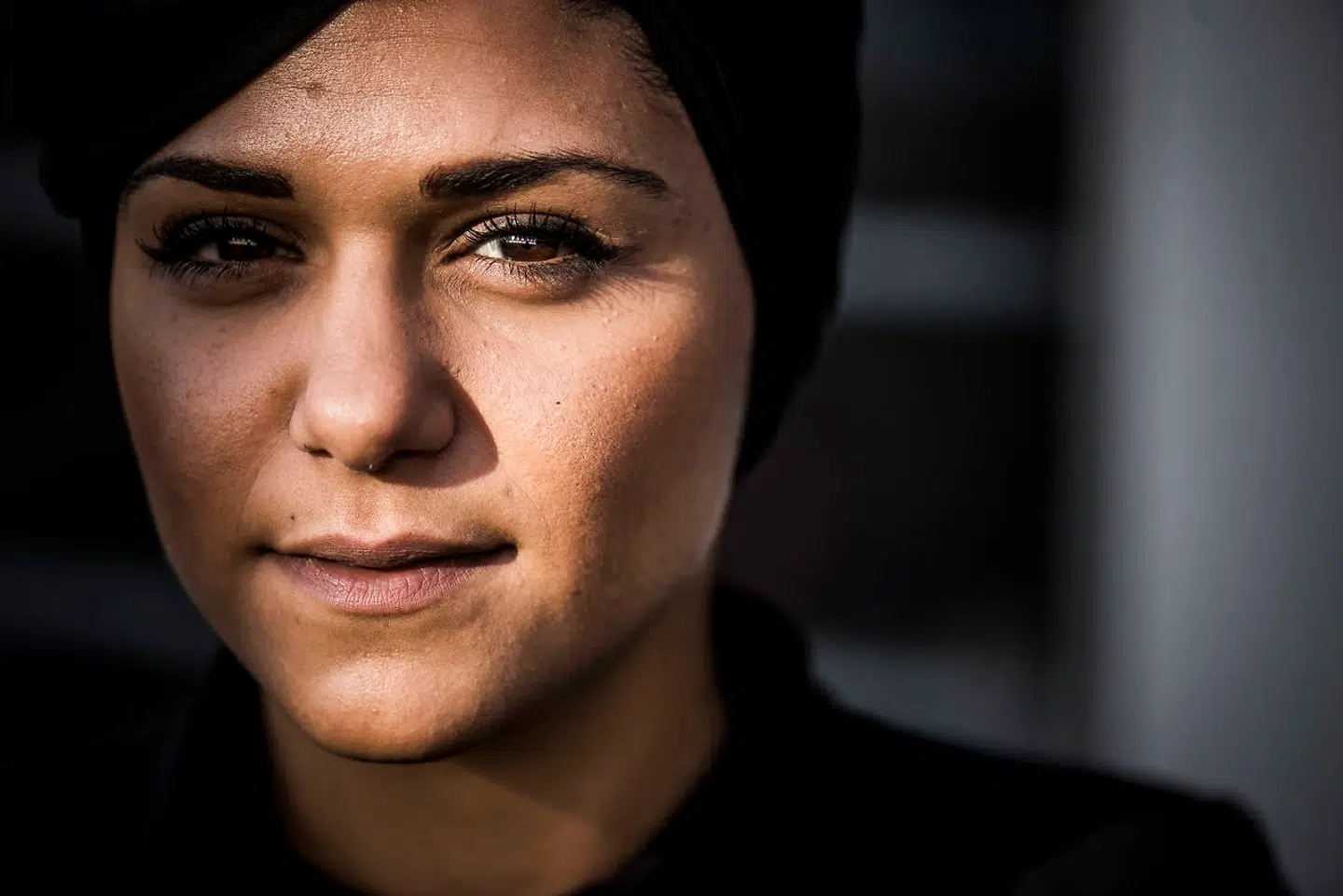 Martin Henriksen bad hende tage sit tørklæde af. Nu hører vi Natasha Al-Hariri om hendes synspunkter inden for integration, assimilation og tørklæder.