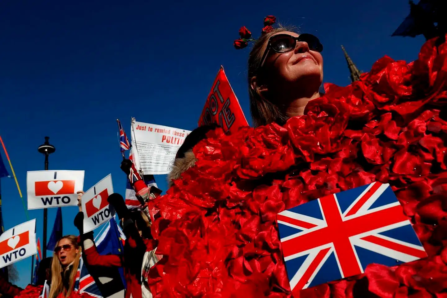 Britiske erhvervsorganisationer advarede torsdag aften om, at uvisheden omkring Brexit skader erhvervslivet. Men britiske EU-modstandere har ikke noget imod at lade tiden gå, fordi de øjner en bedre mulighed for at få deres ønskede no-deal Brexit, jo nærmere briterne kommer skæringsdatoen for bruddet med EU uden at have kunnet enes om en aftale.