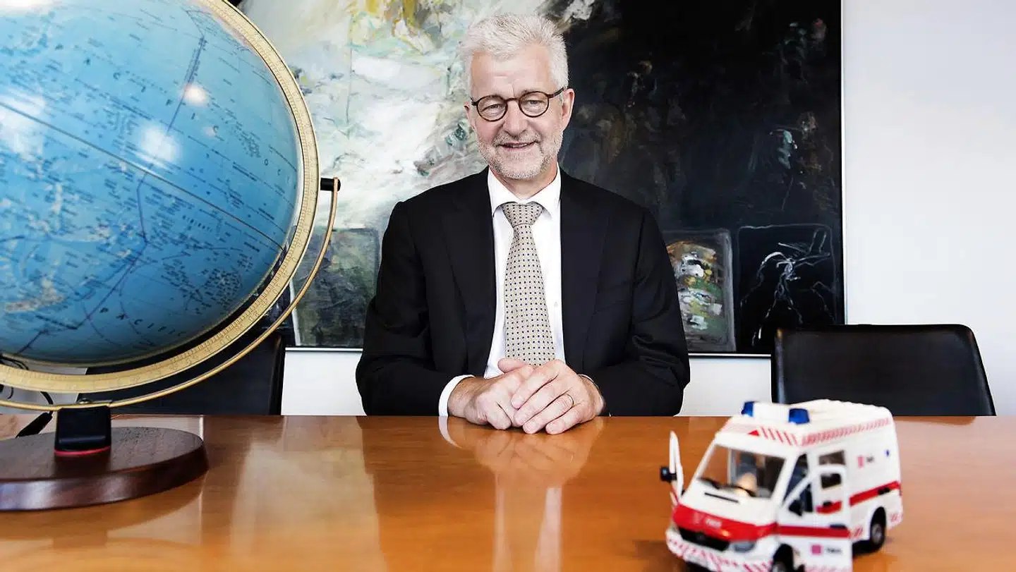 Allan Søgaard Larsen med sin globus, da han var topchef i Falck.