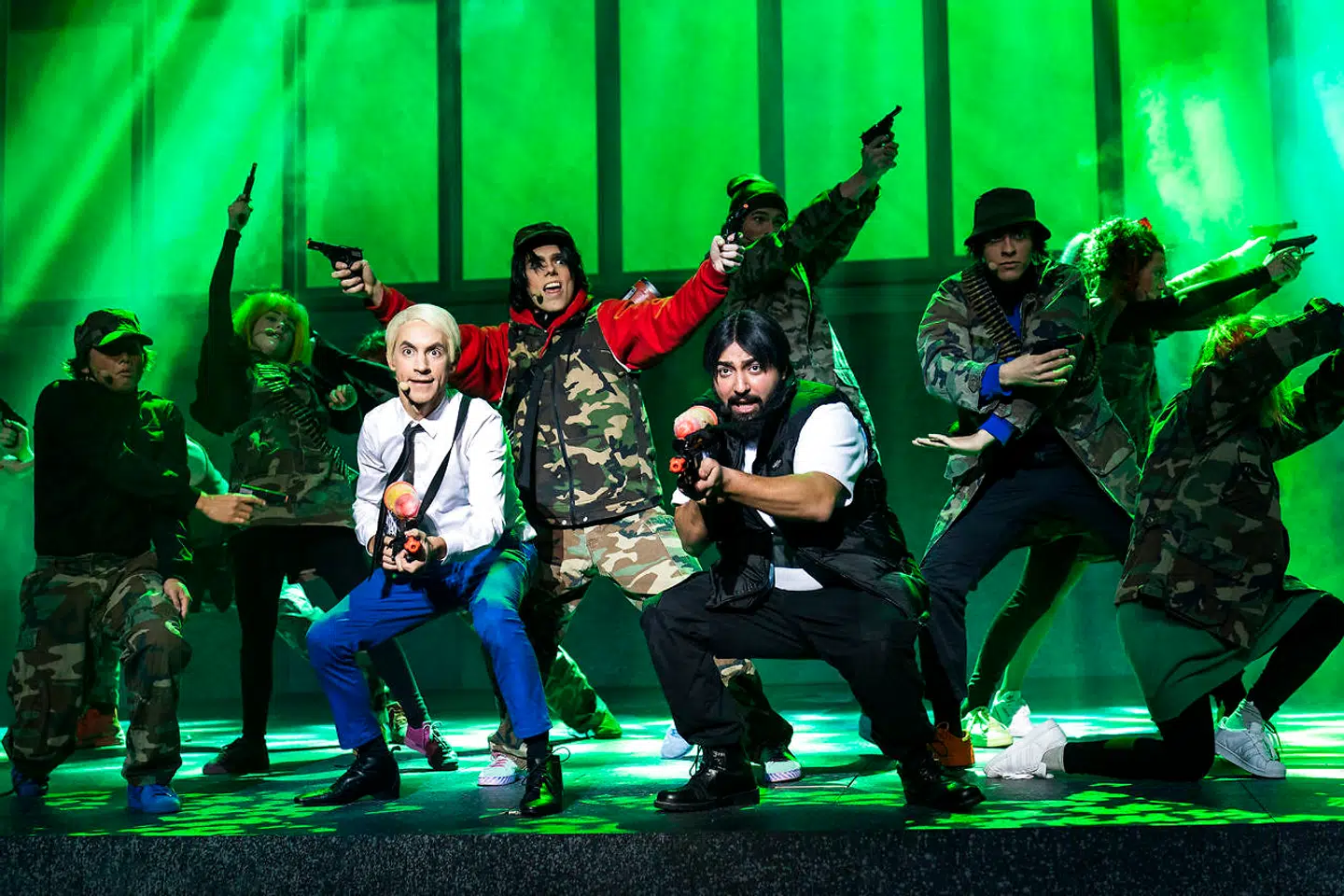 Der bliver gået til den og delt både fysiske og verbale tæsk ud i »Terkel - The Motherfårking Musical« - her er det komikerparret Adam og Noa i rollerne som klassens bøller, Sten og Saki.