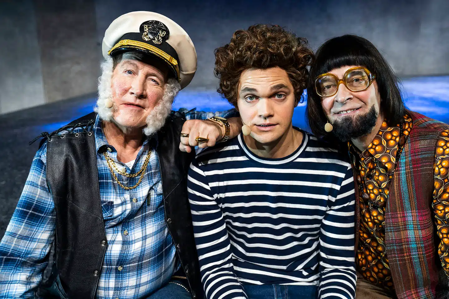 Ruben Søltoft som Terkel i selskab med Thomas Bo Larsen (tv.) som den svovlende Stewart Stardust og Martin Brygmann som musiklæreren Arne Nougatgren, der måske ikke er helt så rar, som han giver sig ud for.