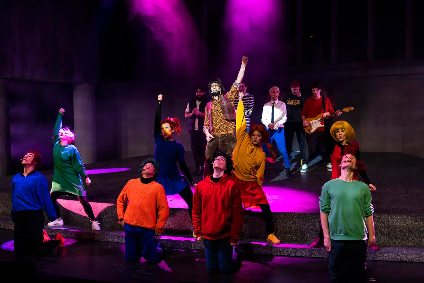 Der er fuld knald på både farverne og musikken i »Terkel - The Motherfårking Musical« - her med Martin Brygmann i front som Arne Nougatgren.