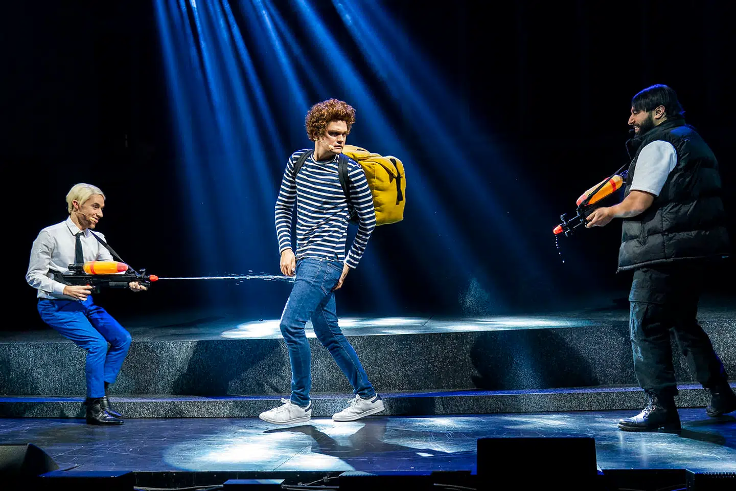 Ruben Søltoft som Terkel under angreb fra klassens bøller, Sten og Saki - spillet af og komikerparret Adam og Noa.