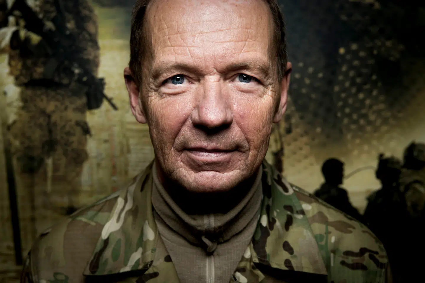 Forsvarschef Bjørn Bisserup har været med hele vejen i forsvarets udvikling fra det store mobiliseringsforsvar under den kolde krig, til det ekstremt specialiserede kapacitetsforssvar i dag. Fra han var 16-årig konstabel i mudderet, til forsvarschefstolen, som han takkede nej til to gange, før han sagde ja.