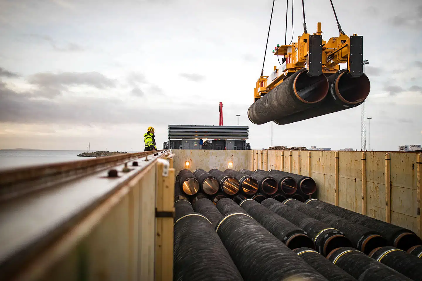 Den russiske quasi-diktator Putin vil ikke gå af vejen for at bruge gassen som politisk våben, selv om han har hårdt brug for pengene. Ikke mindst USA har påpeget, at Europas køb af russisk gas finansierer Ruslands kamp mod ikke mindst den tidligere østblok, som stadig i dag er hunderæd for Rusland, skriver Steen Møller.