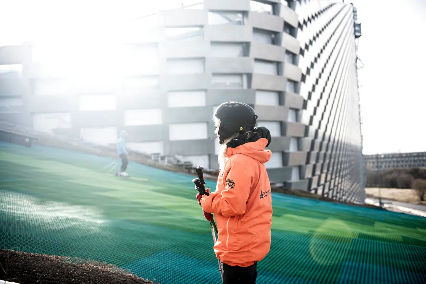 Flere steder på pisten står folk i orange jakker klar til at hjælpe de besøgende.