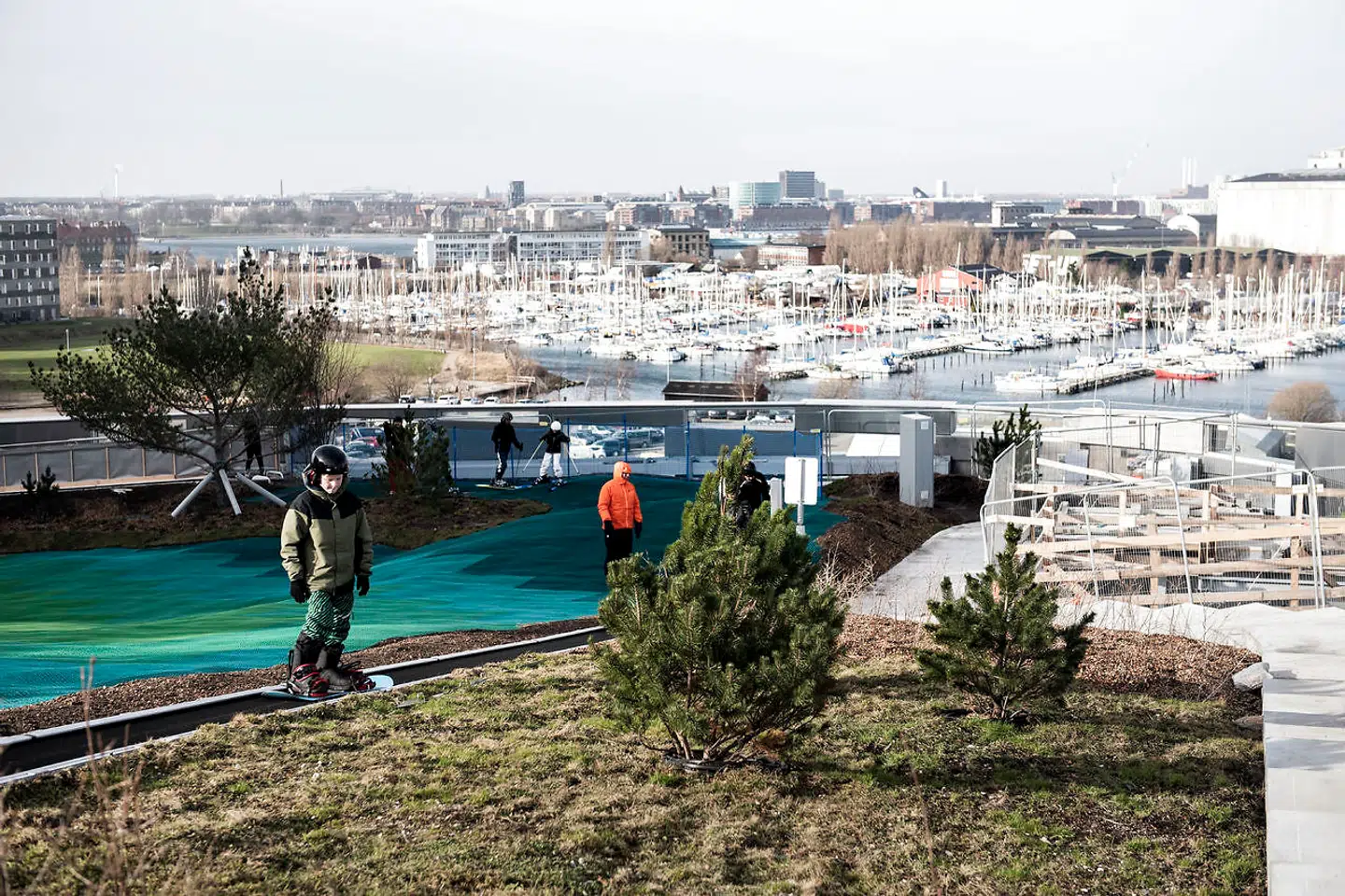 Fra pisten er der udsigt over noget af København.