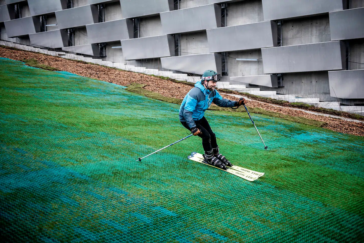 I toppen af pisten er der sort silikone, som skal gøre skiene glatte, så turen ned kan gå hurtigt.