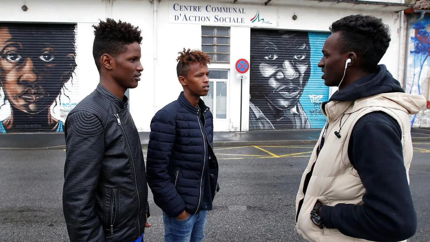 Mokhtar er migrant fra Sudan. Han står her til højre og taler med andre midlertidige beboere på et modtagecenter i franske Bayonne.