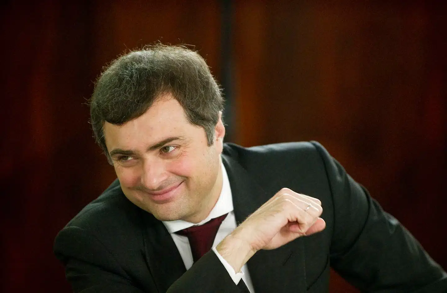 Vladislav Surkov beskrives som Kremls »grå kardinal« og som en sand mester i manipulation.