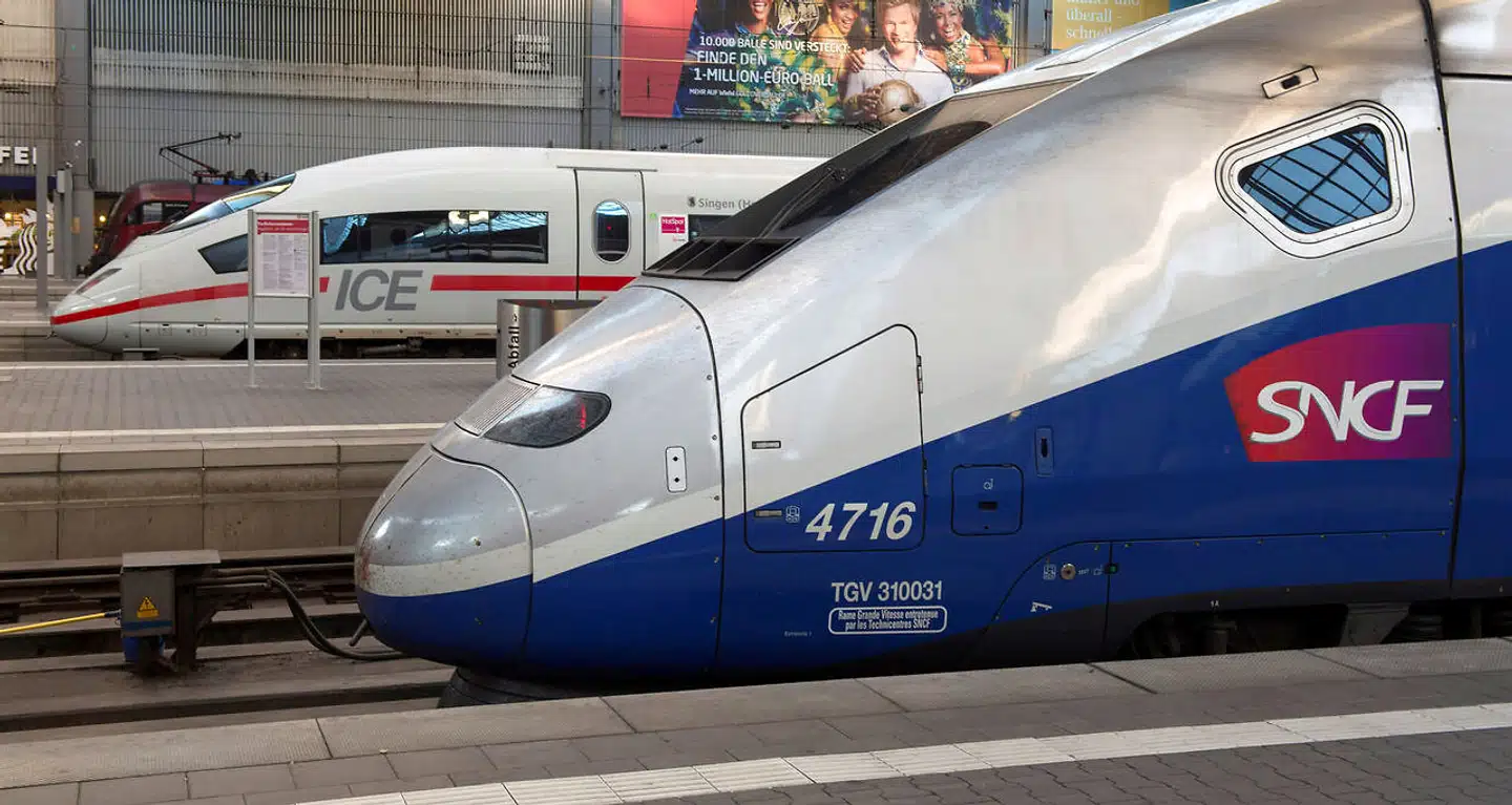 Europa-Kommissionen har blokeret fusionen mellem Alstom og Siemens’ togdivisioner. Men ud af de 3.000 fusioner, som Kommissionen har set på i de sidste ti år, er ni blevet blokeret. En stor hammer skal netop anvendes med stor omhu, skriver Stina Soewarta, chef for Europa-Kommissionens Repræsentation i Danmark. Togene her på billedet er bygget af henholdsvis Alstrom og Siemens.