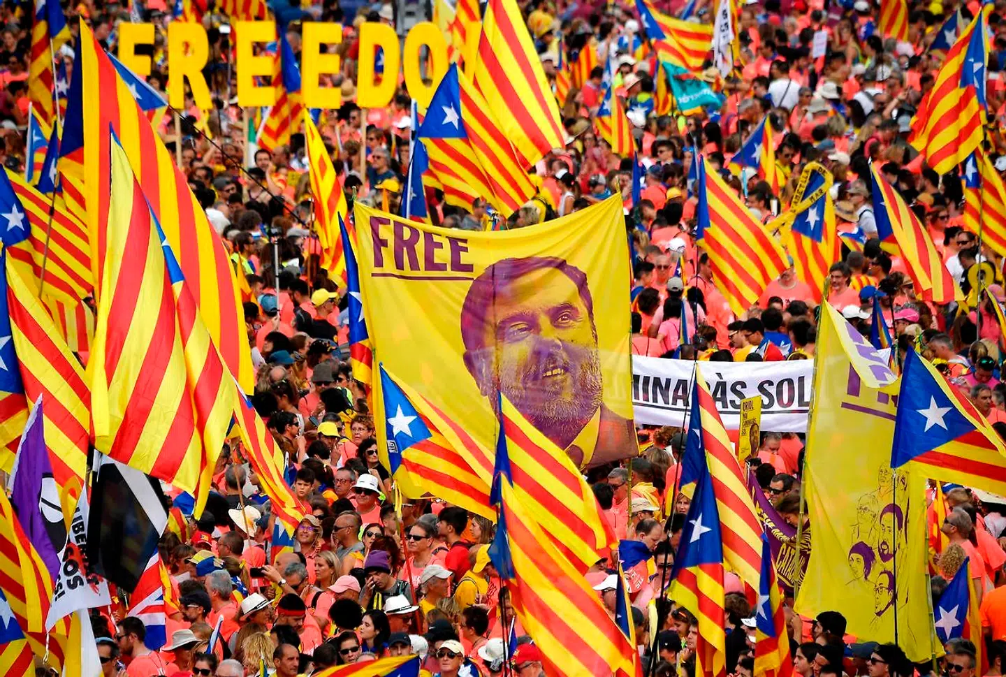 Oriol Junqueras, der her pryder et banner under en separatistdemonstration i september, risikerer 25 års fængsel. Junqueras, der var vicepræsident i selvstyreregeringen, valgte modsat Carles Puigdemont at blive i Spanien og tage retsopgøret efter forrige års løsrivelsesforsøg.