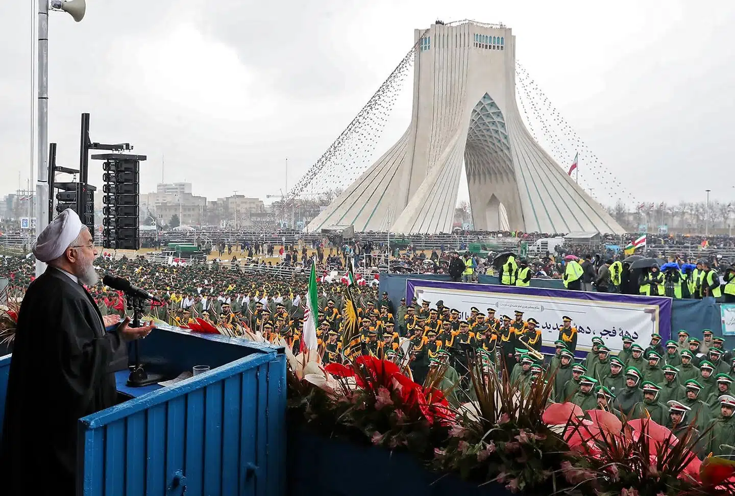 Ved Teherans frihedsmonument samledes iranere mandag for at høre præsident Hassan Rouhani tale til dem om den krig, som Iran »forsvarer sig mod«. Den, han kaldte for »en psykologisk og økonomisk krig, som bliver ført mod os af onde fjender«. Med andre ord: USAs sanktioner.