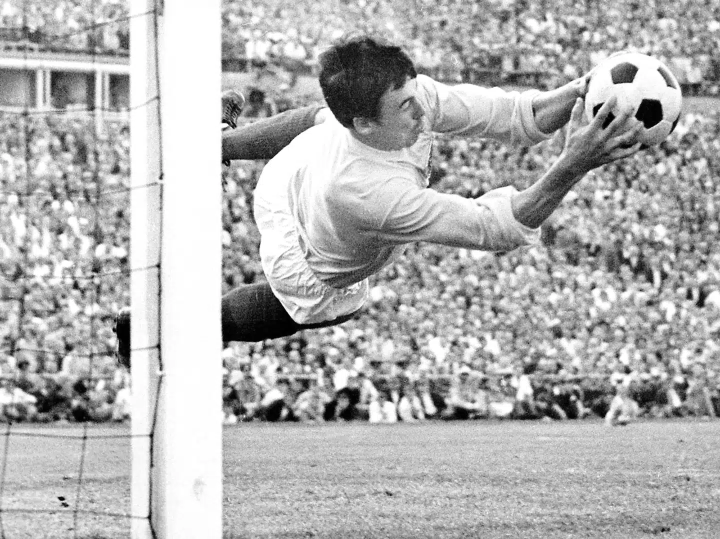 Bildnummer: 06284332 Datum: 01.08.1969 Copyright: imago/Ferdi Hartung Torwart Gordon Banks (England); Vneg, Vsw, quer, Aufmacher 1969 Dynamik, Abwehr, Fußball Herren Einzel Einzelbild Aktion Werbemotiv Personen Image number 06284332 date 01 08 1969 Copyright imago Ferdi Hartung Goalkeeper Gordon Banks England Vneg Vsw horizontal Highlight 1969 Dynamics Defence Football men Singles Single Action shot Highlight Human Beings
