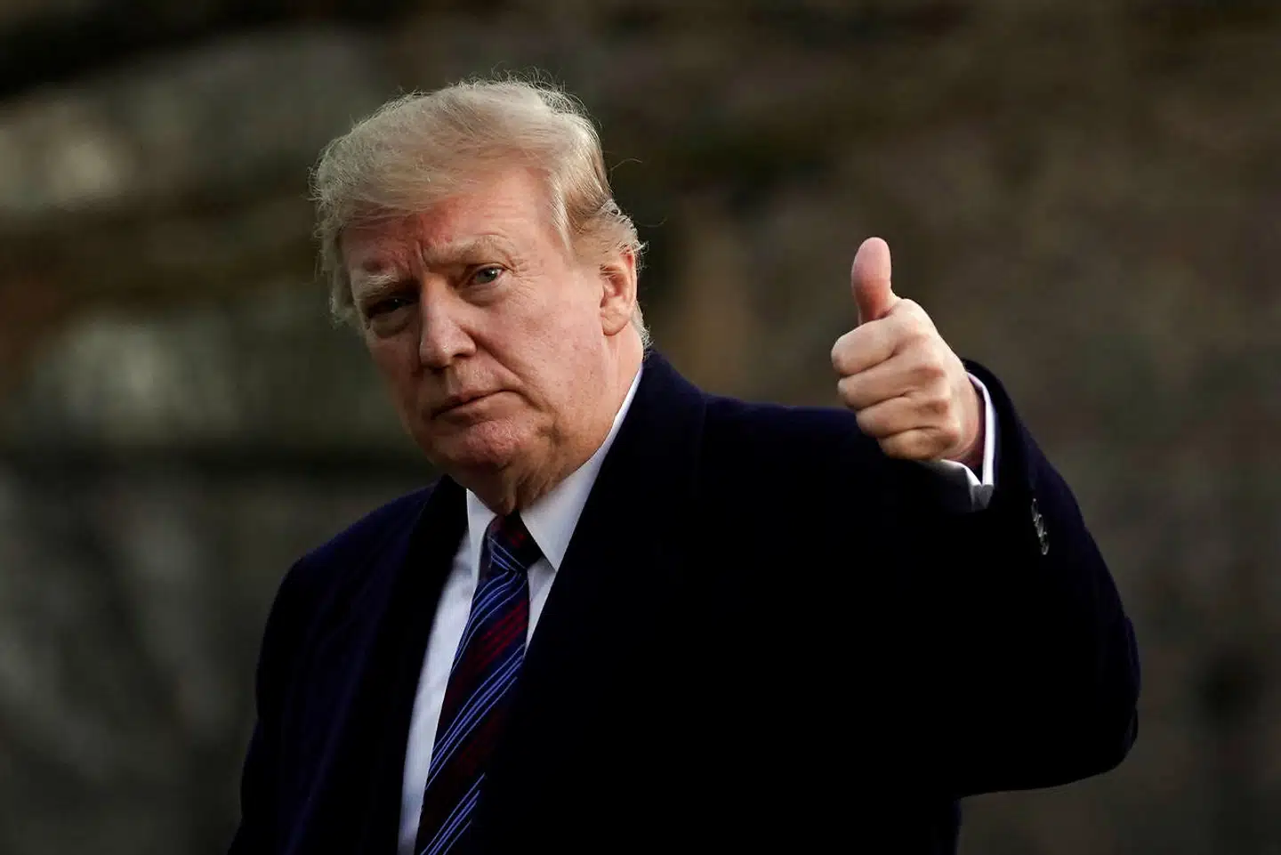 Donald Trump giver »thumps up« efter sin årlige helbredsundersøgelse på Walter Reed National Military Medical Center i Bethesda, Maryland. Men kan han gøre det samme med skandalen fra Virginia, der indhyller Det Demokratiske Parti?REUTERS/Yuri Gripas
