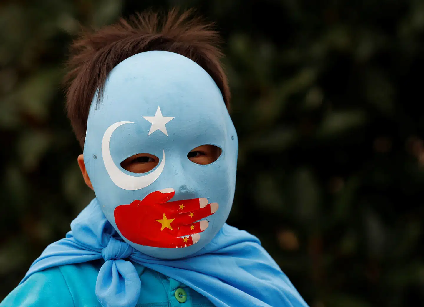 En etnisk uighur-dreng deltager i en demonstration i Istanbul 6. november mod Kinas behandling af uighurerne, som er et muslimsk mindretal i den nordvestlige Xinjiang-provins.