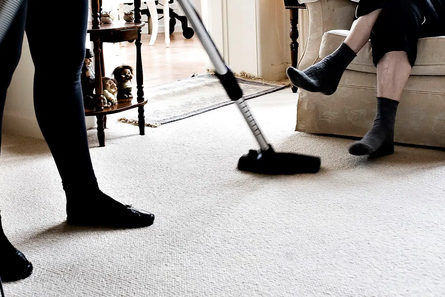 »Over det hele hviler en stemning af, at Jannie holder øje med, om hendes borgere har det godt,« skriver Thomas Karlsson efter, at han i en dag fulgte hjemmehjælpen Jannie.