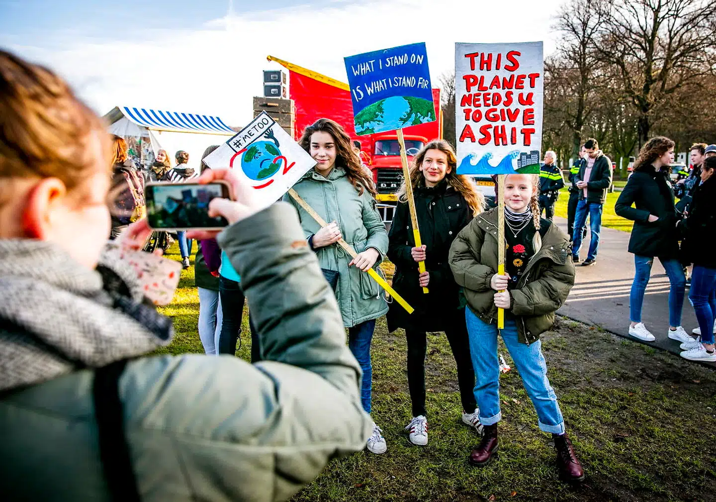 Hollandske studerende deltager i en demonstration om klimaforandringer.
