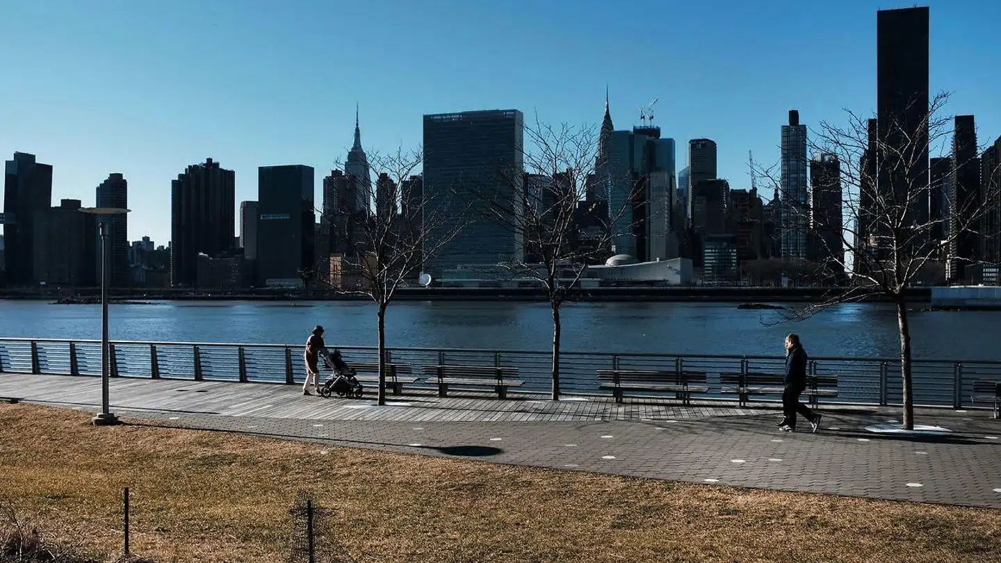 Det er her i Long Island City i New York, at Amazon har planer om at bygge et nyt hovedsæde med 25.000 arbejdspladser. Men det skal der ikke bruges skattepenge på, siger newyorkerne. Arkivfoto: Spencer Platt, Getty Images/AFP/Ritzau Scanpix