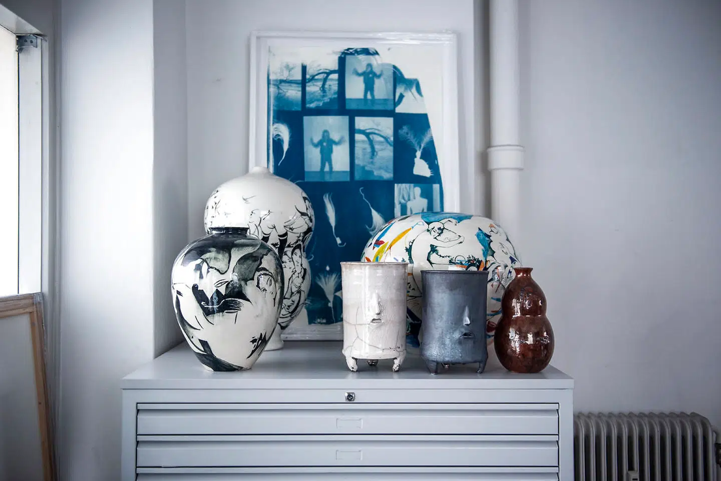 Kunstner Cathrine Raben Davidsens studie er et skatkammer af kreativitet trukket ud på mange formater såsom krukker, maleri, tegning og kobberstik.