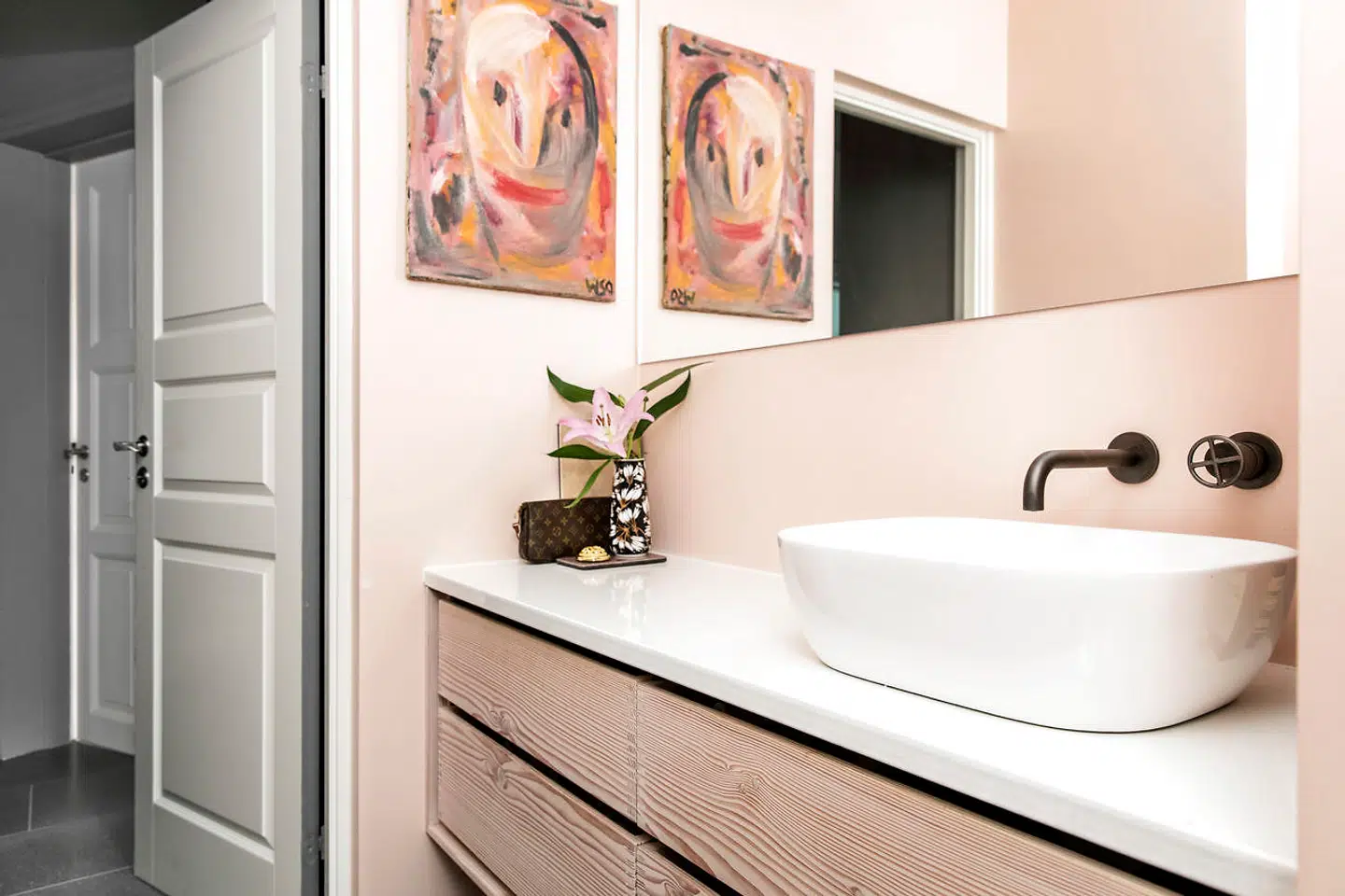 Farven Pink Champagne er valgt, da den er varm, ren og behagelig.