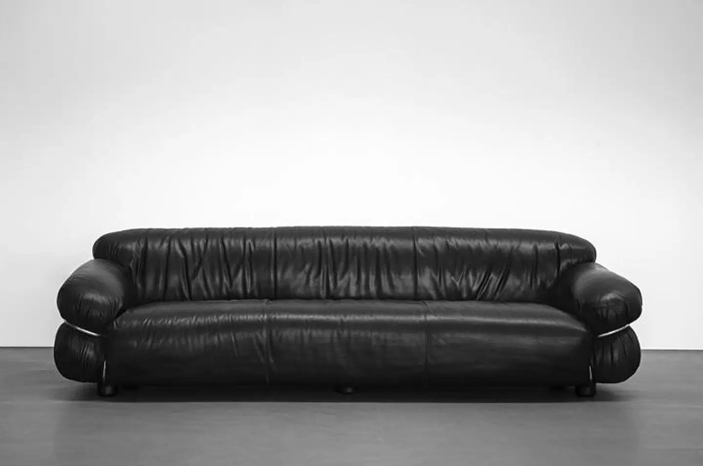 Drømmekøbet: Sesann-sofa i sort læder designet af Gianfranco Frattini Tacchini fra Sacrecoeur Design Store, 56.000 kr.