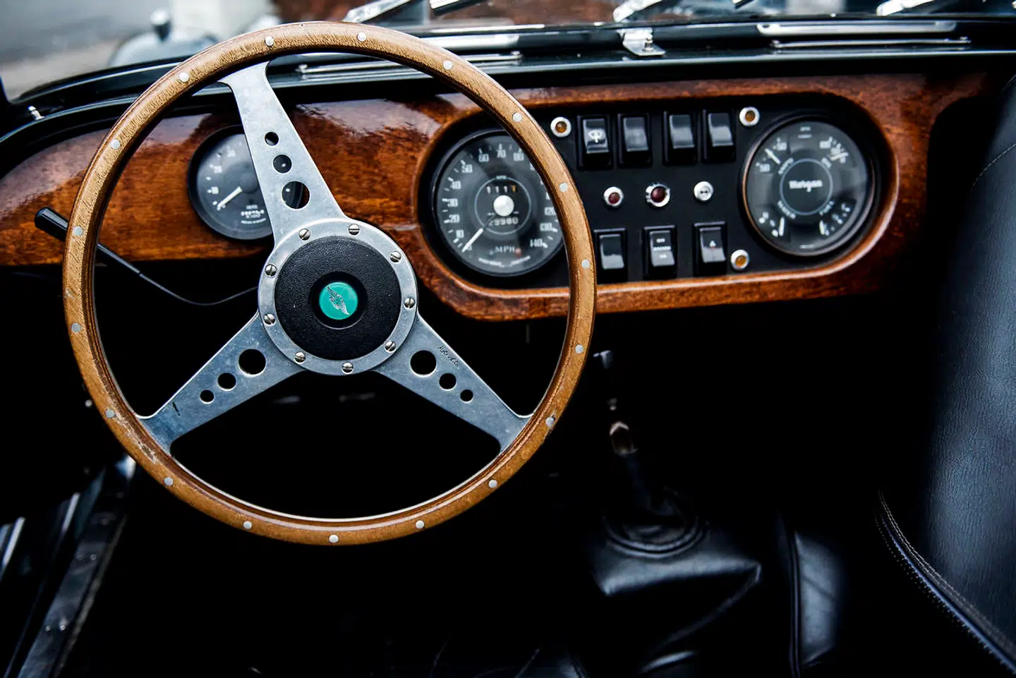 Kabinen er naturligvis svøbt i nøddetræ og med simple analoge instrumenter og ens vippekontakter.