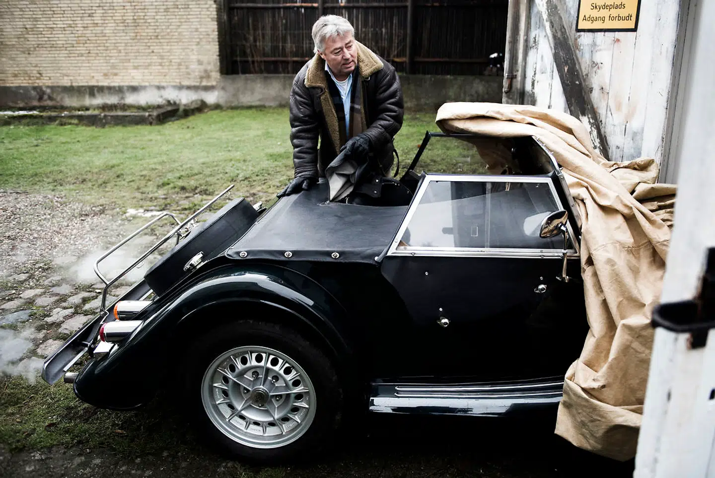 Den gamle Morgan oser af charme, men den er også stadigvæk en hurtig herre. Under hjelmen ligger en fuldfed V8-motor, og da bilen er bygget i træ og aluminium, er forholdet mellem vægt og hestekræfter bedre end i en hurtig moderne sportsvogn.