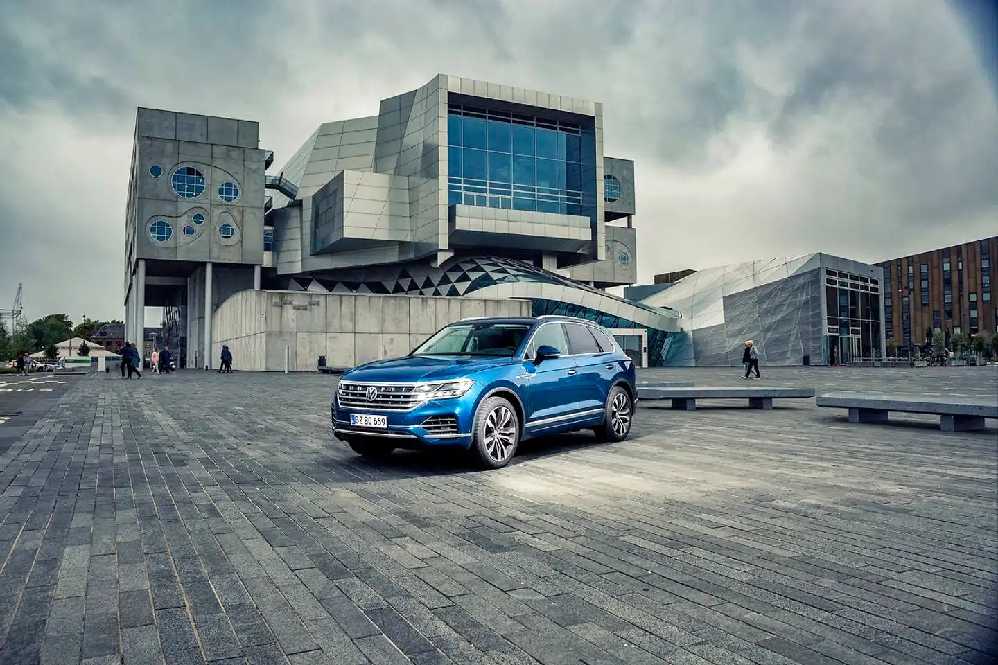 Volkswagen Touareg deler en del DNA med sine SUV-fætre i Volkswagen-familien. Biler som Audi Q8, Bentley Bentayga og Lamborghini Urus. Men Touareg er klart den mest underspillede og folkelige – godt i tråd med Volkswagen-betegnelsen.