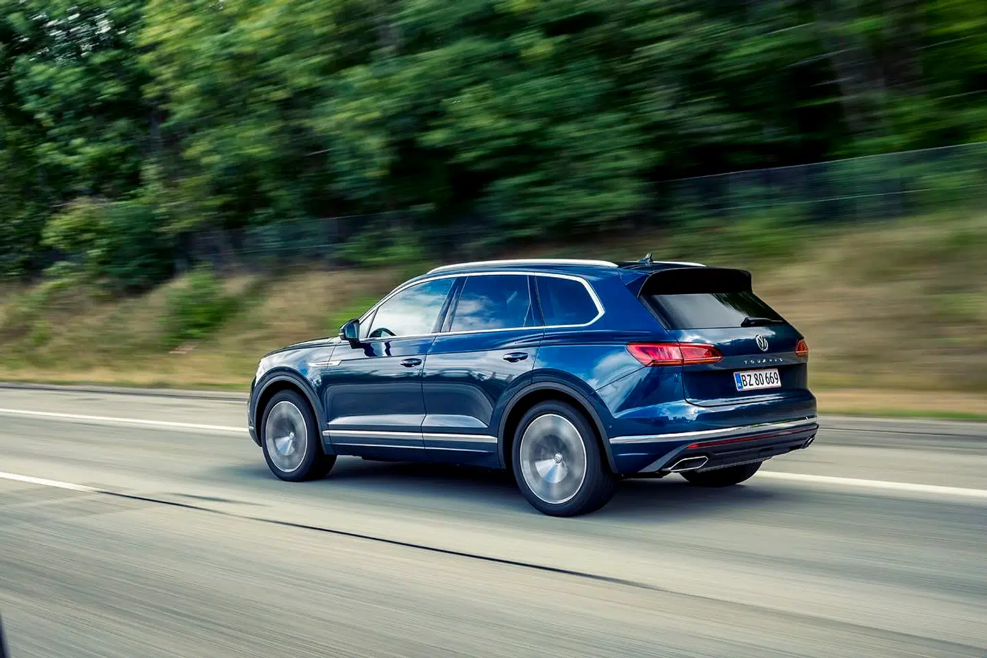 Visuelt er Touareg en underspillet størrelse med mange af de samme designelementer som den noget mindre Tiguan. Men tag ikke fejl af det reservede ydre – indenunder er den en ægte luksus-SUV.