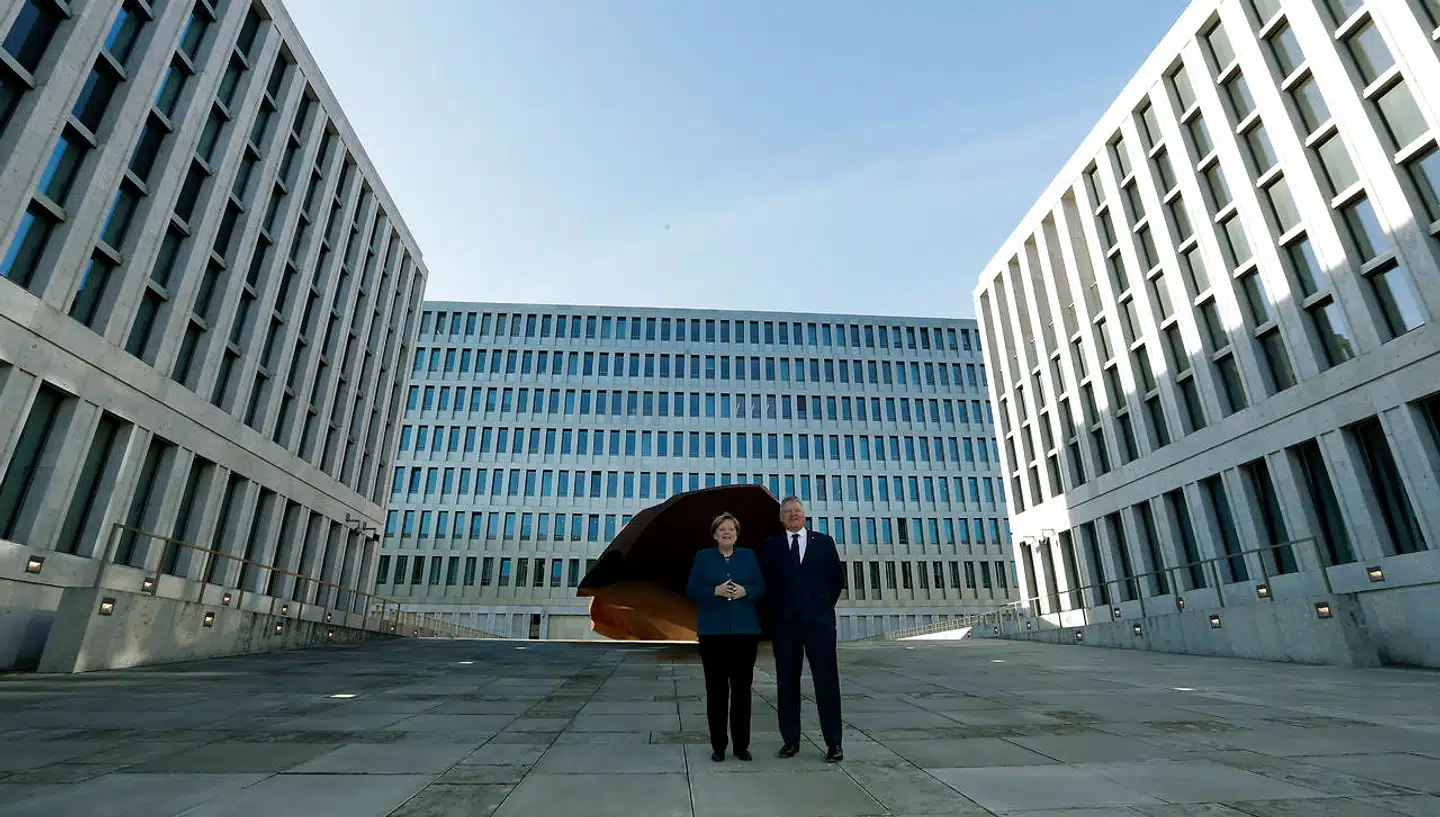Fredag åbnede kansler Angela Merkel i Berlin verdens største hovedkvarter for en efterretningstjeneste. Bygningens størrelse står i skarp kontrast til den forgangne uge i tysk udenrigspolitk. Kun 20 procent af tyskerne mener, at deres land har indflydelse på verdenspolitikken.