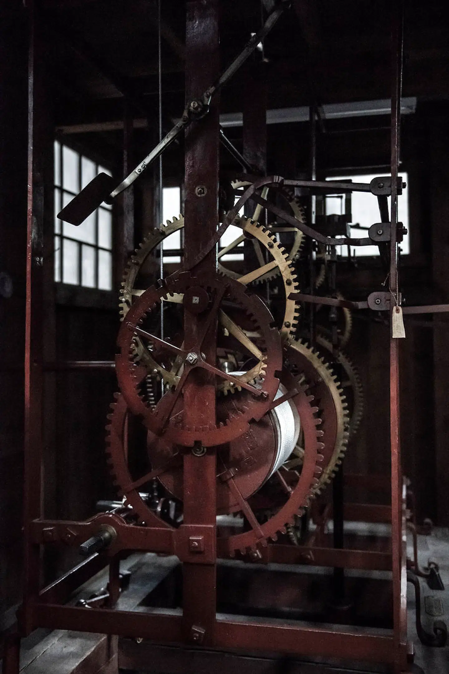 På vej op i tårnet og ned fra det passerer man urværket i Nikolaj Kirke. Uret er et fremskridt i forhold til 1800-tallet, da en såkaldt tidskugle hver dag faldt ned præcis klokken 13 og markerede tidspunktet. Måske at det var tid til frokost? I hvert fald ville man fra 1869 til 1909 have kunnet iagttage, hvordan urbærende indbyggere i København stoppede op og kontrollerede, at deres kronometer var korrekt indstillet.