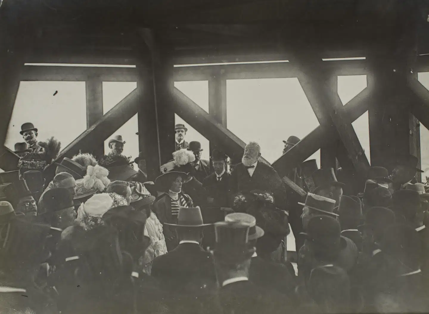 Brygger Carl Jacobsen betalte for mere end 100 år siden for et nyt spir til Nikolaj Kirke, efter at det foregående var gået til under branden i 1795. Her ses bryggeren selv – den høje herre uden hat – med ryggen til udsigten 28. august 1909, da trækonstruktionen er rejst i tårnet. Carl Jacobsen, der levede fra 1842 til 1914, var ikke alene en stor ølbrygger. Han var en af de glade givere, der sikrede København – og resten af landet – en række uvurderlige kulturskatte og museer samt stiftede Ny Carlsbergfondet.