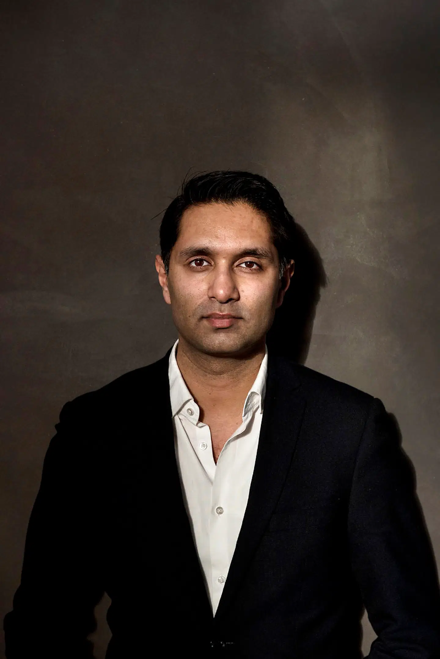 Techindustrien har opdaget, at mennesker kan manipuleres, og det udnytter de i store stil, mener bogaktuelle Imran Rashid.