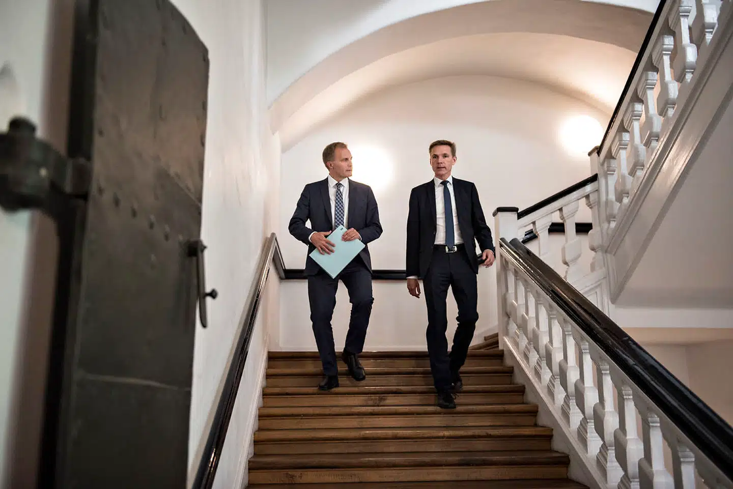 Det går nedad i meningsmålingerne for Dansk Folkeparti, der risikerer at miste en pæn portion af sine mandater på Christiansborg. Her ses gruppeformand Peter Skaarup og partiformand Kristian Thulesen Dahl.